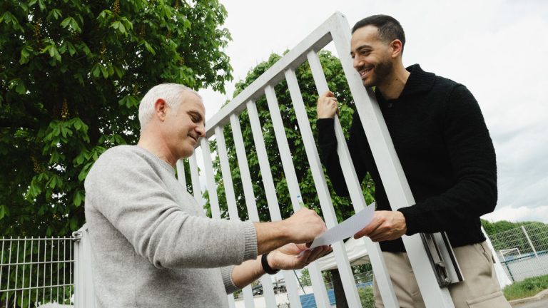 Alain Roche et Tarek Boudali : 30 ans après, l&rsquo;histoire d&rsquo;une photo inédite révélée.