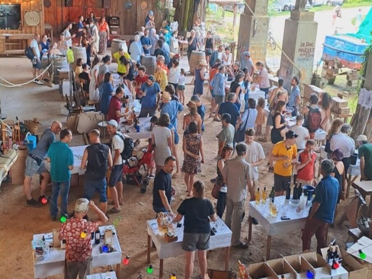 Un site historique en Gironde devient un espace de rencontres entre vin et art au bord de la Garonne.