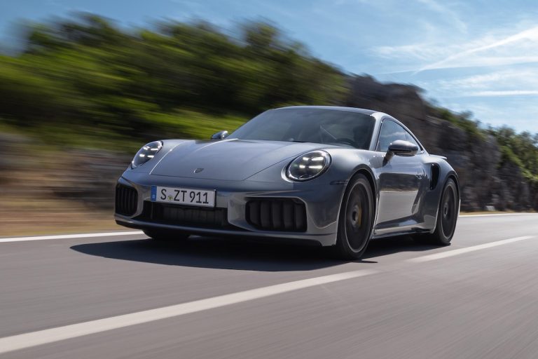 Porsche enregistre une baisse de ventes en 2023, mais reste confiante pour l&rsquo;avenir.