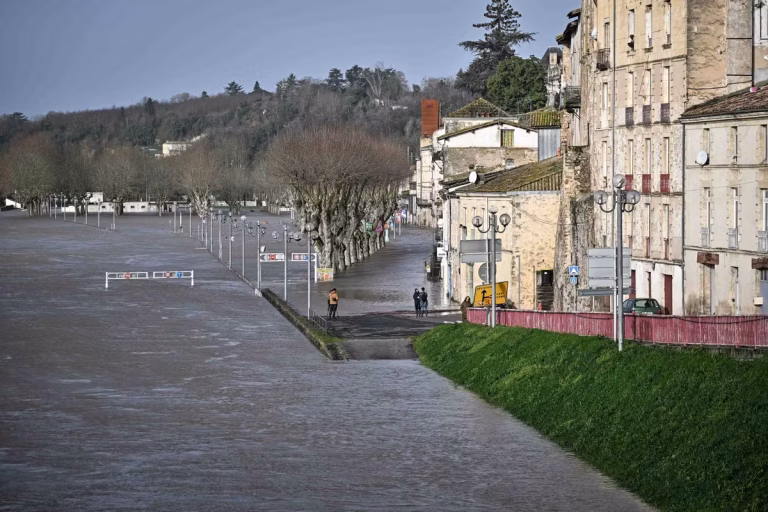 Stockage d&rsquo;eau en hiver : défis pour les agriculteurs français durant l&rsquo;été.