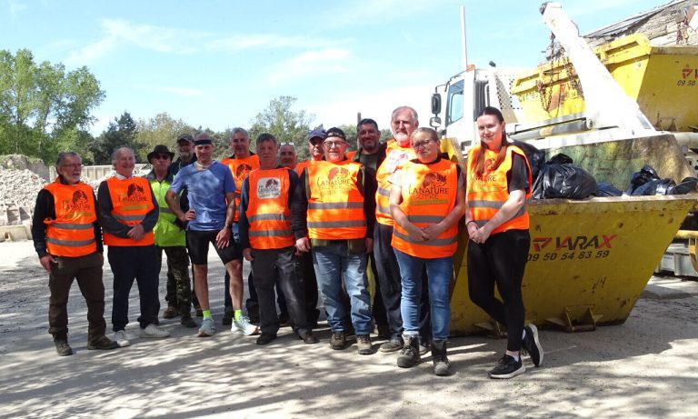 Seine-et-Marne : des chasseurs mobilisés pour nettoyer les déchets dans le village.