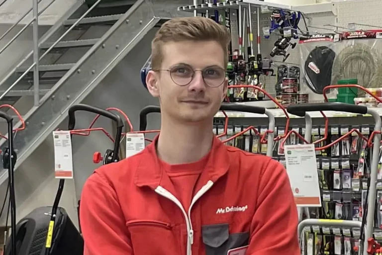Directeur à 25 ans : le parcours de Charles chez Monsieur Bricolage en intérim.