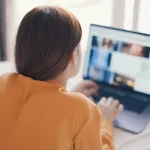 Licenciée après une réunion manquée en télétravail, elle obtient 109 000 € en justice