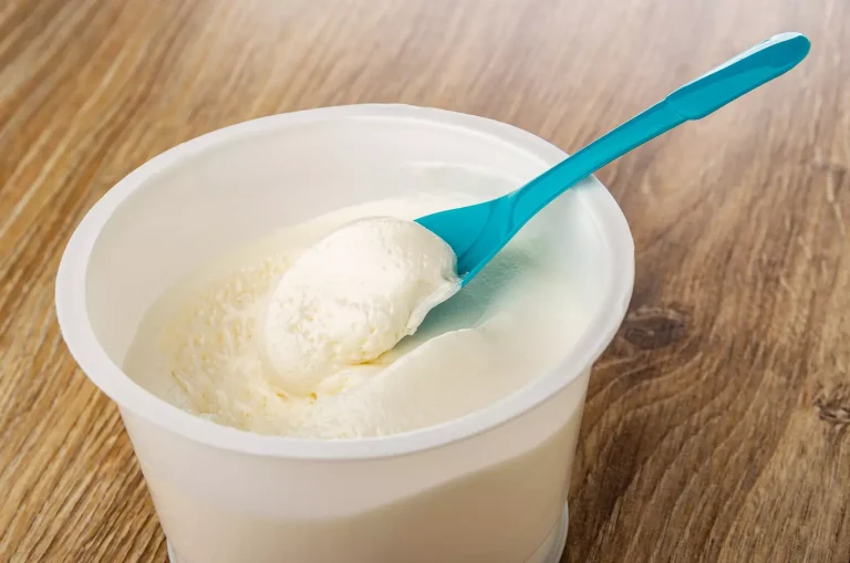 Aussi calorique qu&rsquo;une Danette : ces yaourts nature plus gras qu&rsquo;on ne le pense