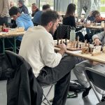À Gournay-en-Bray, des échiquiers installés à la médiathèque pour promouvoir le jeu d&rsquo;échecs.
