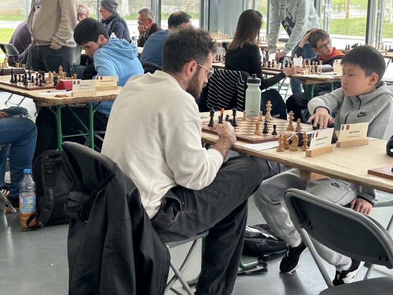 À Gournay-en-Bray, des échiquiers installés à la médiathèque pour promouvoir le jeu d&rsquo;échecs.