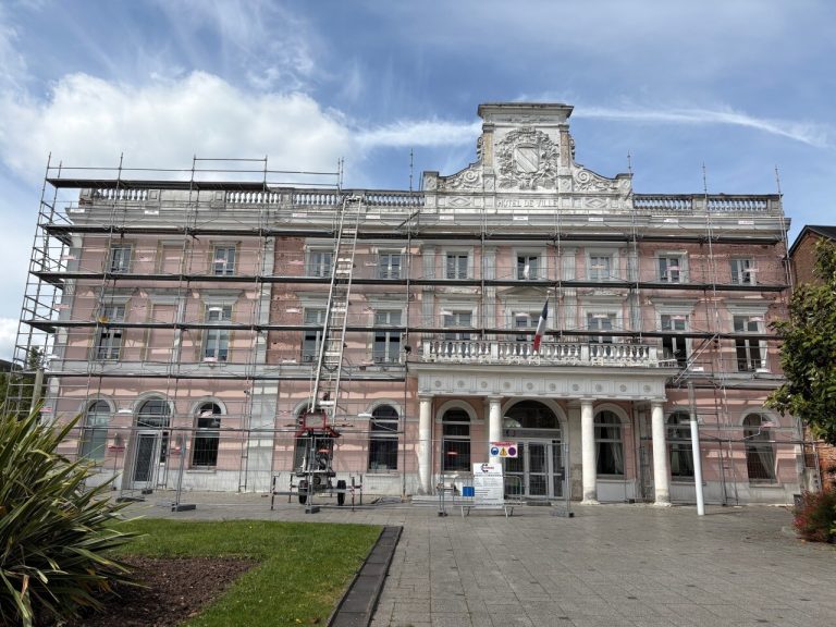 Cure de jouvence pour la mairie du Neubourg : début des travaux de 6 mois.