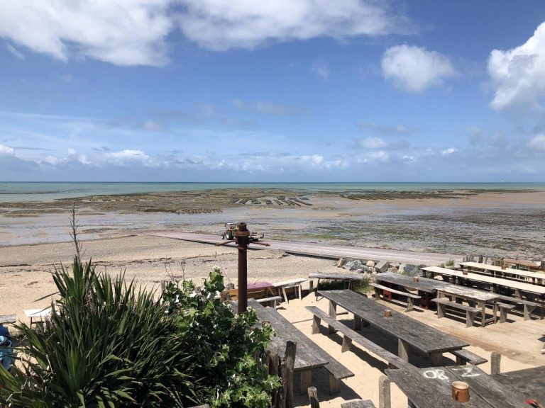 Un quotidien international classe un bar de plage de la Manche parmi les meilleurs d&rsquo;Europe.