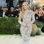 Lindsey Vonn assiste au Met Gala trois mois après sa chute aux JO 2026, sans béquilles.