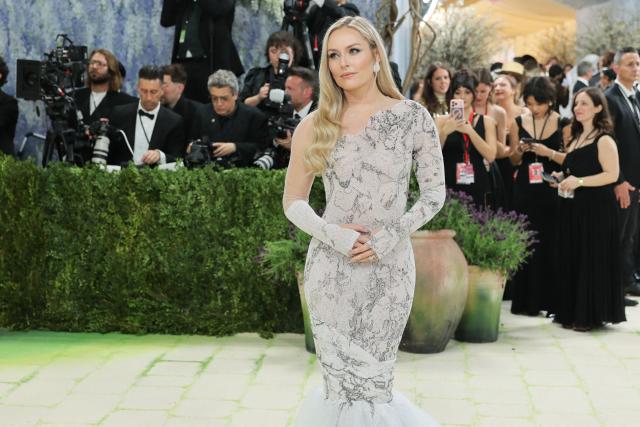Lindsey Vonn assiste au Met Gala trois mois après sa chute aux JO 2026, sans béquilles.