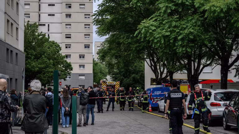 Incendie criminel à Décines-Charpieu : trois victimes retrouvées près de Lyon.