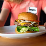 Crash test : deux adolescents français testent un burger végétarien et partagent leurs avis.