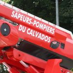 Un incendie détruit un hangar agricole au sud de Caen, provoquant des pertes importantes.