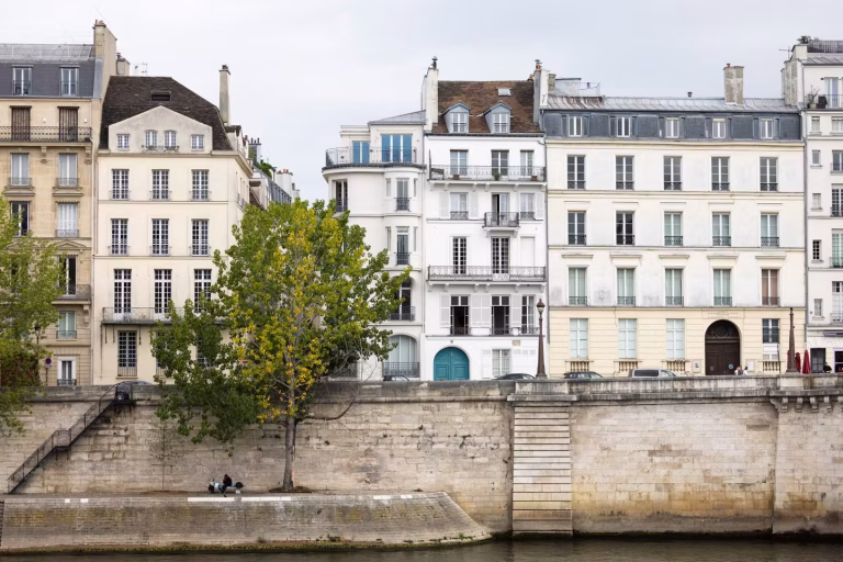 Mal-logement : une centaine de familles campent devant l&rsquo;Hôtel de ville de Paris.
