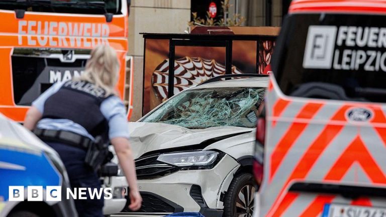 Deux morts et de nombreux blessés après qu&rsquo;une voiture a percuté une foule à Leipzig, Allemagne.