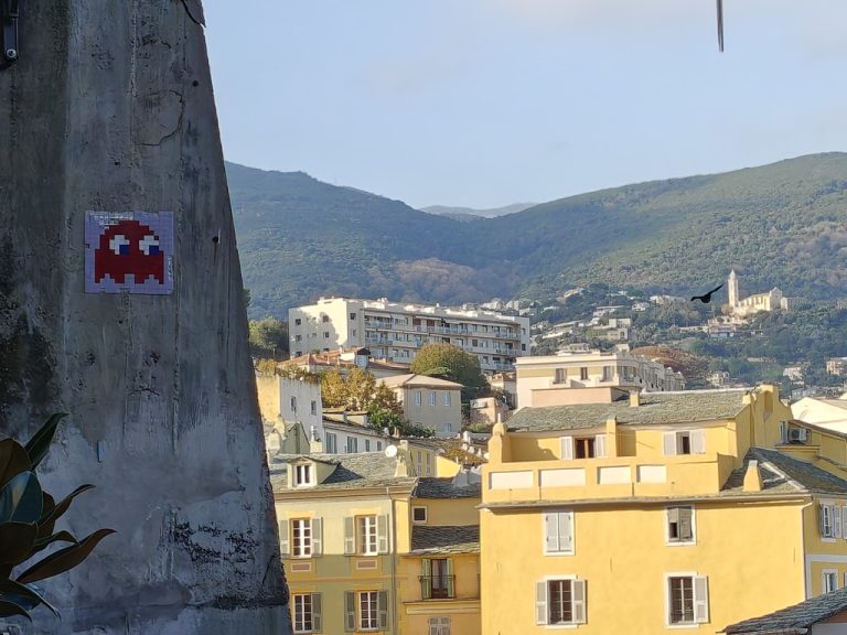 Space Invader BTA_09 : une œuvre d’art urbaine installée à Paris suscite des débats sur l’espace public.