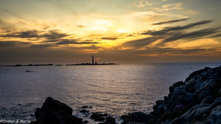 Coucher de soleil sur le phare de l&rsquo;île Vierge en Bretagne, un spectacle naturel observé par les habitants.