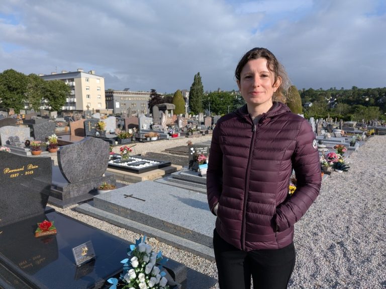 Aurélie propose des services d&rsquo;entretien de tombes dans les cimetières de la Manche.