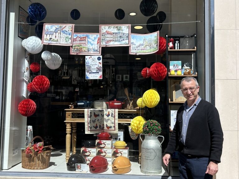 Les vitrines d&rsquo;Argentan affichent les couleurs du drapeau allemand pour un événement culturel.