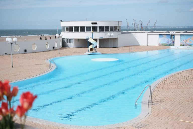 Les Trouvillais s&rsquo;opposent à la suppression de leur piscine : projet de l&rsquo;ancienne majorité abandonné.