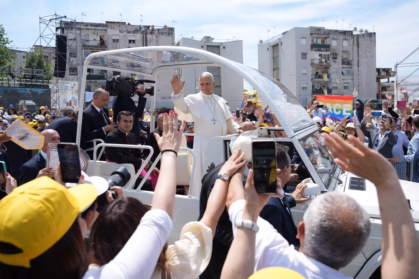 Près de Naples, le pape Léon XIV évoque les lourds tributs de la « terre des feux »