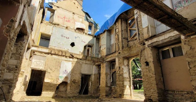 Manoir de Baud : un patrimoine en péril face aux promesses non tenues.