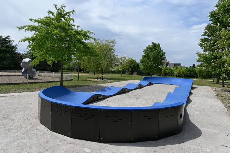 Une nouvelle piste de pumptrack inaugurée à Joué-lès-Tours pour les cyclistes locaux.