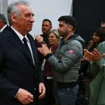 Retrait de François Bayrou, signe de tensions au sein du macronisme en France.