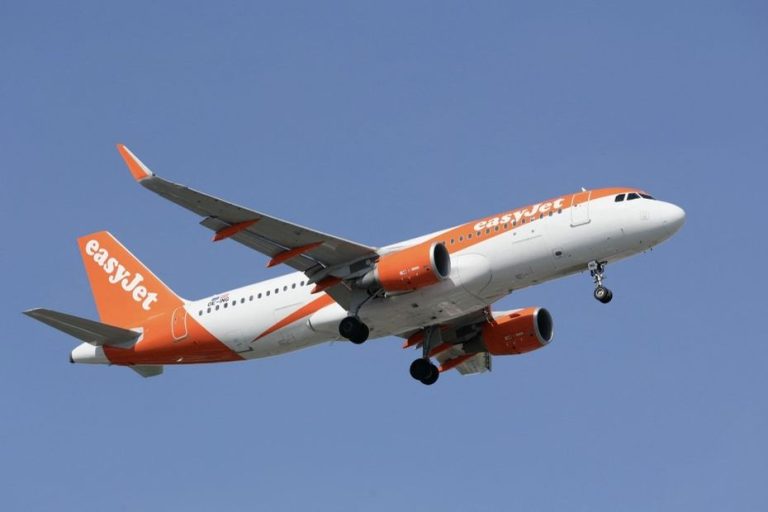 Un pilote interrompit son atterrissage à Orly, aucun feu d’artifice détecté.