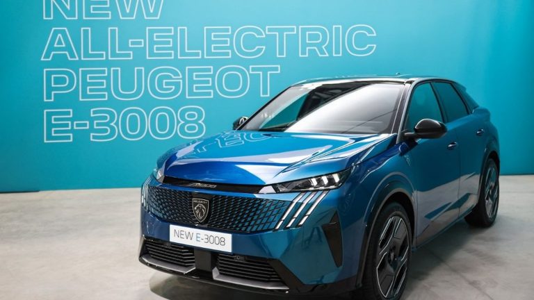 Le gouvernement français réduit ses objectifs de production de voitures électriques.