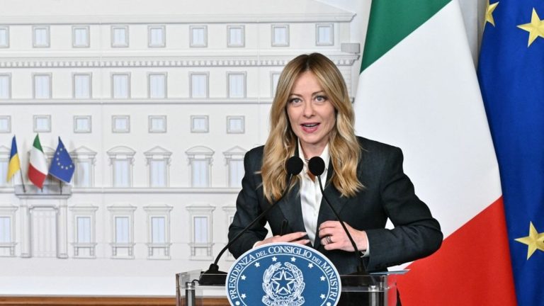 L’Italie réduit les budgets de la Santé et de la Sécurité pour financer la baisse des prix des carburants.