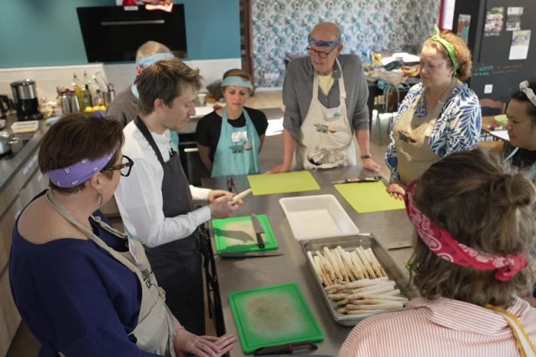 Un chef étoilé forme des bénévoles à la gastronomie pour un repas participatif en France.