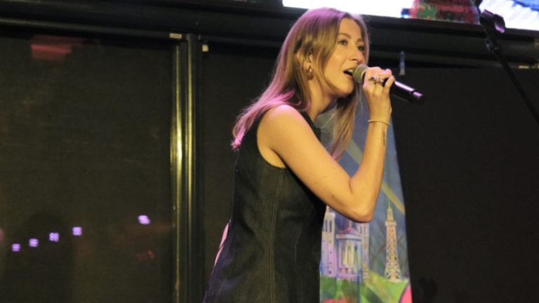 La chanteuse lyonnaise Styleto co-anime la nouvelle saison de « The Voice Kids » en France.