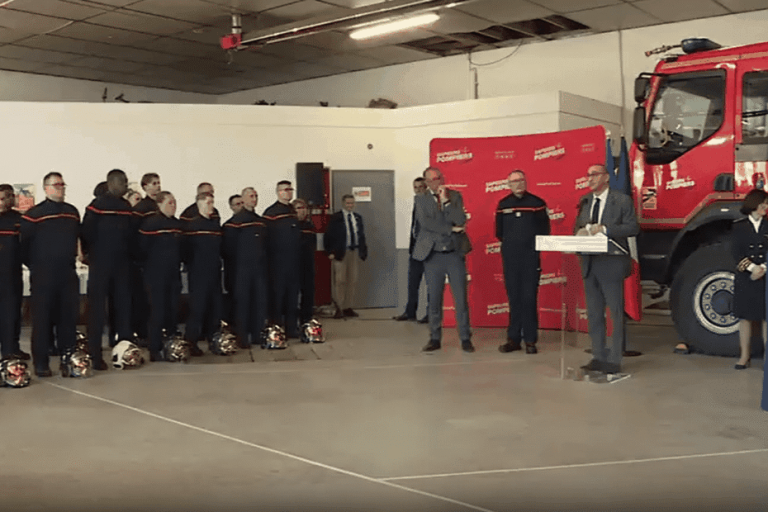 Des camions de pompiers mobilisent trois hommes pour des interventions incendie en France.