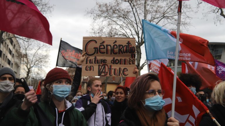 Étudiants à Lyon s&rsquo;opposent à la hausse des frais pour les étrangers, dénonçant des politiques racistes.