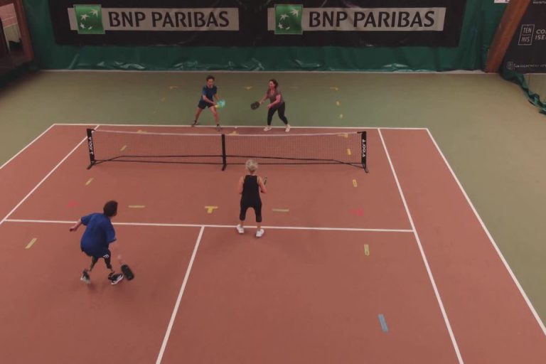 Le pickleball, sport émergent aux États-Unis, attire de plus en plus d&rsquo;adeptes.