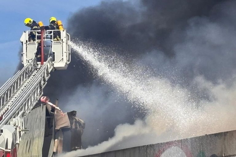 Incendie de plus de 10 mètres au centre de déchets Véolia, des opérations d&rsquo;extinction en cours.
