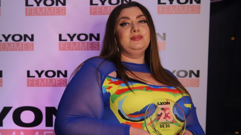 Virginie Grossat souligne une absence sur le tapis rouge après l’avant-première de « Le Diable s’habille en Prada 2 ».