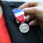 Vous avez plus de 20 ans de carrière ? Ancienneté, démarches, prime… comment obtenir la médaille du travail ?