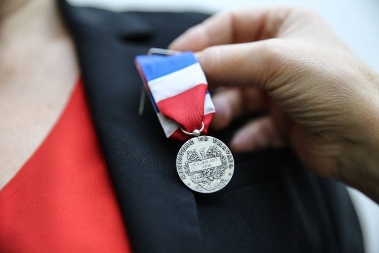 Vous avez plus de 20 ans de carrière ? Ancienneté, démarches, prime… comment obtenir la médaille du travail ?