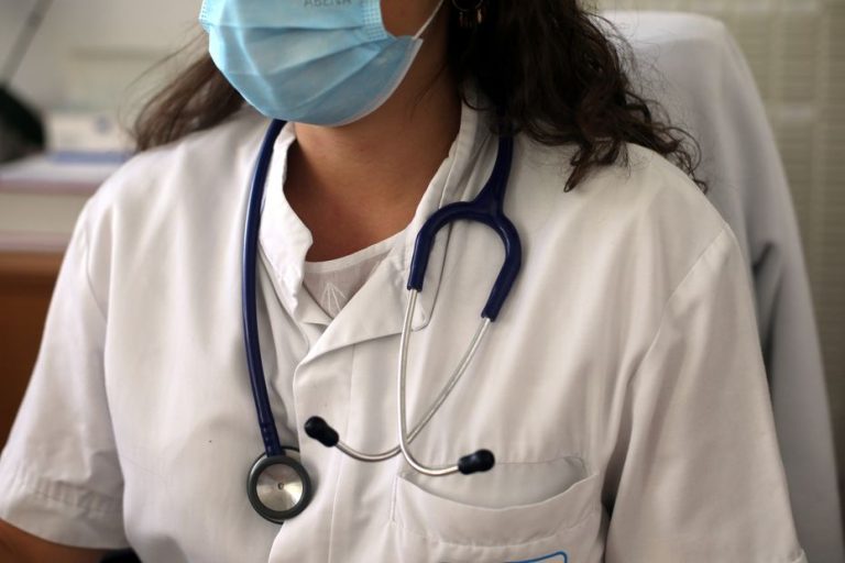 Le gouvernement simplifie la titularisation des médecins étrangers pour lutter contre la désertification médicale.