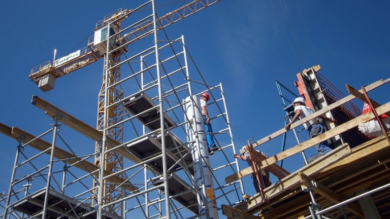 Logement social : l&rsquo;État annonce des résultats positifs dans la gestion des projets.