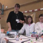 Des enfants apprennent la programmation à l&rsquo;école des robots pour les métiers de demain.
