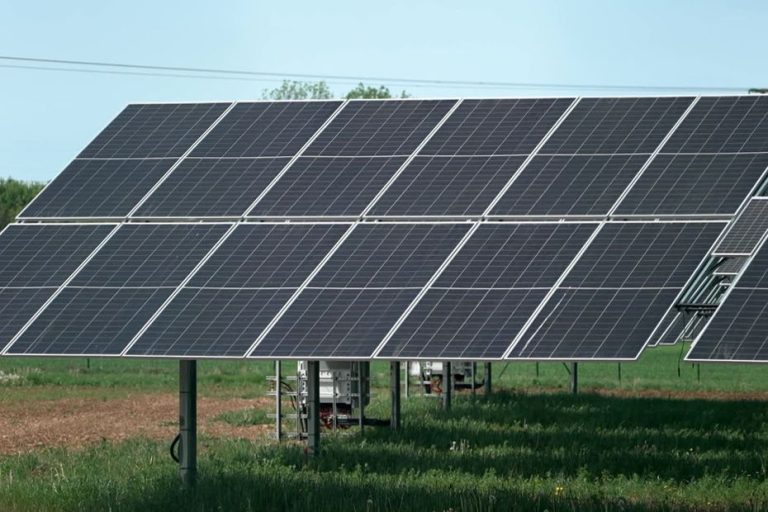 Côte-d’Or : opposition à l’installation de 67 000 panneaux solaires en raison de risques environnementaux.