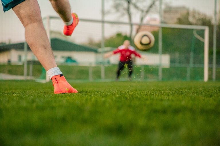 Fin de saison 2023 : les clubs de football français annoncent leurs résultats financiers.