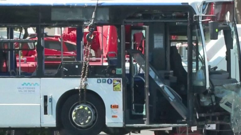 Un bus tombe dans la Seine à Paris, aucune victime signalée selon Franceinfo.