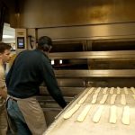 Des boulangers et fleuristes choisissent de travailler le 1er mai férié en France.