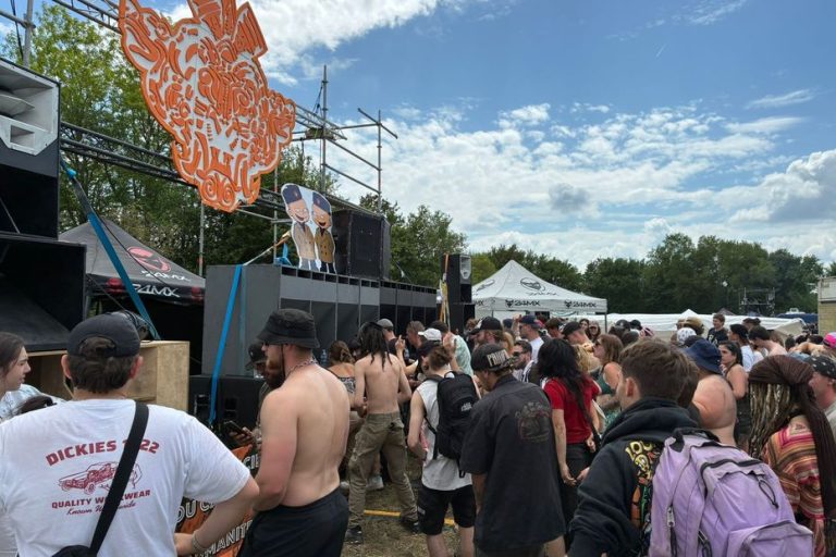 Une free party illégale attire 20 000 personnes sur un terrain militaire en France, risque d&rsquo;explosions