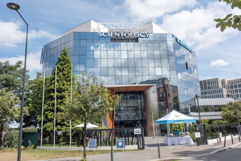 Deux jeunes interpellés dans une église de scientologie en France lors d&rsquo;un défi TikTok.