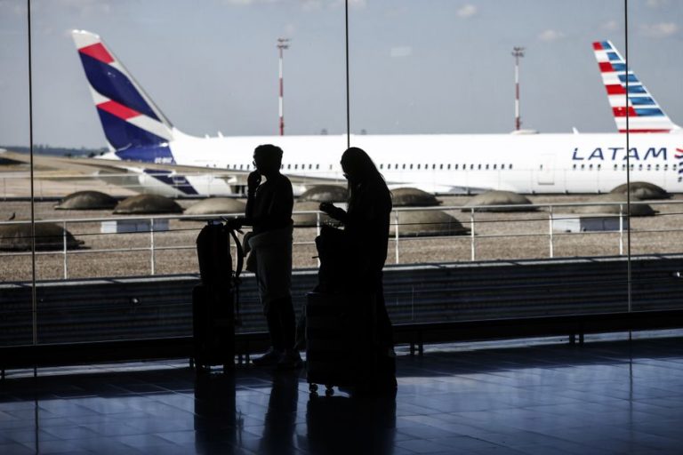 Des salariés noirs écartés d&rsquo;un tournage à Roissy, SOS Racisme demande une enquête